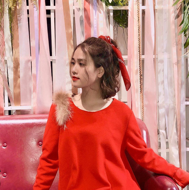 Trong thời gian tin đồn hẹn hò với Quang Hải xuất hiện, cô nàng liên tục úp mở về mối quan hệ này và từng nhiều lần hy vọng rằng người hâm mộ sẽ tiếp tục ủng hộ Hải "Con" dù chuyện riêng có như thế nào. Trái ngược, không dưới 1 lần nam cầu thủ quê Đông Anh khẳng định mình vẫn còn độc thân.