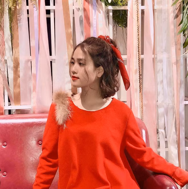 Trong thời gian tin đồn hẹn hò với Quang Hải xuất hiện, cô nàng liên tục úp mở về mối quan hệ này và từng nhiều lần hy vọng rằng người hâm mộ sẽ tiếp tục ủng hộ Hải "Con" dù chuyện riêng có như thế nào. Trái ngược, không dưới 1 lần nam cầu thủ quê Đông Anh khẳng định mình vẫn còn độc thân.