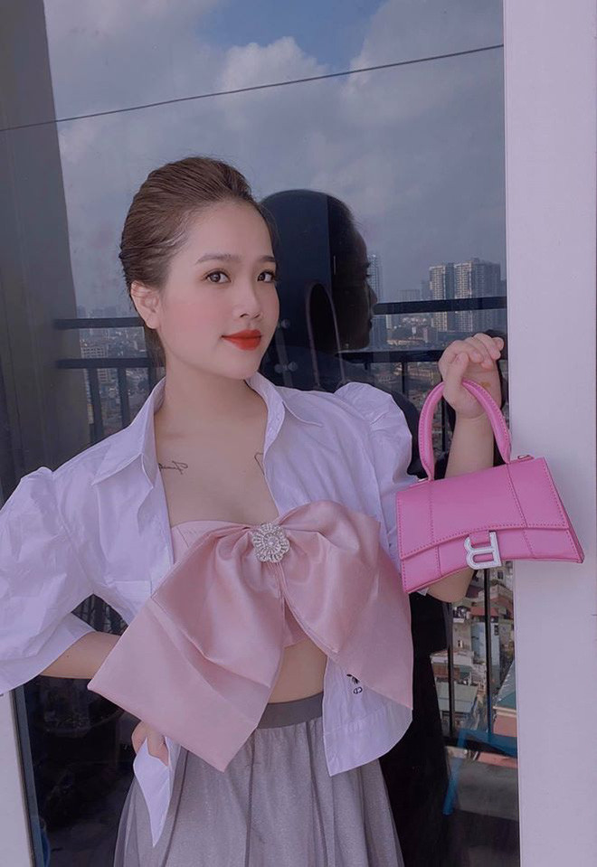 Soi trang cá nhân của bạn gái Quang Hải, quả thật cô nàng là cô gái vàng trong làng nghiện nơ, bộ trang phục nào của Huyền My cũng phải có nơ xuất hiện mới chịu.