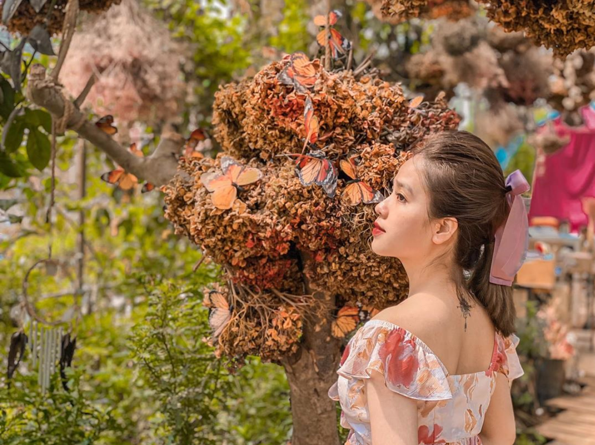 Huyền My từng là sinh viên trường Đại học FPT, hiện cô là chủ một chuỗi cửa hàng làm móng, mi tại Hà Nội và Nghệ An.