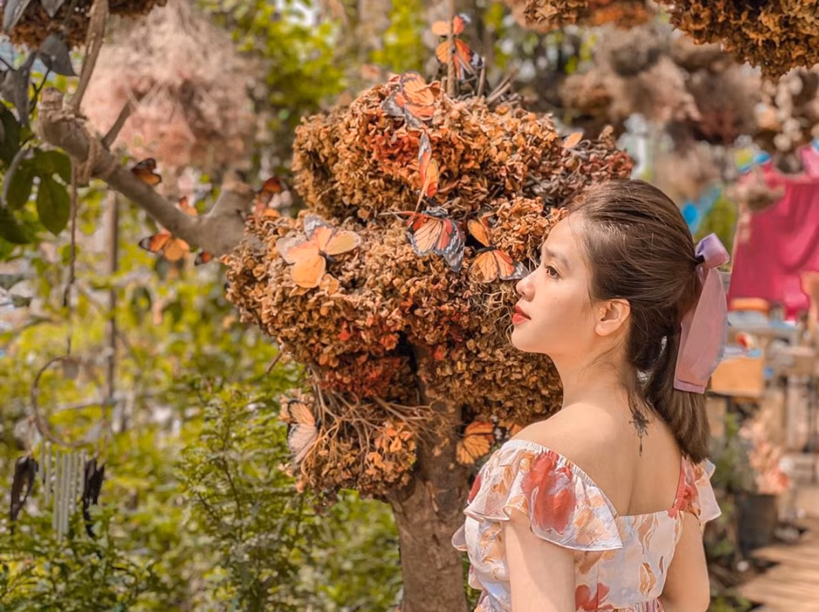 Huyền My từng là sinh viên trường Đại học FPT, hiện cô là chủ một chuỗi cửa hàng làm móng, mi tại Hà Nội và Nghệ An.