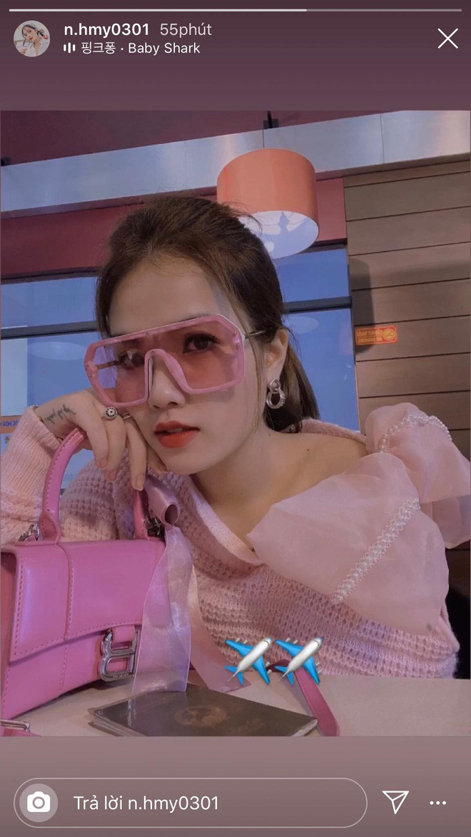 Hot girl quê Nghệ An dường như có niềm đam mê bất diệt với các loại quần áo, phụ kiện có gắn nơ hoặc mang màu hồng. Điều này khiến cô nàng trông vô cùng bánh bèo và giống công chúa.