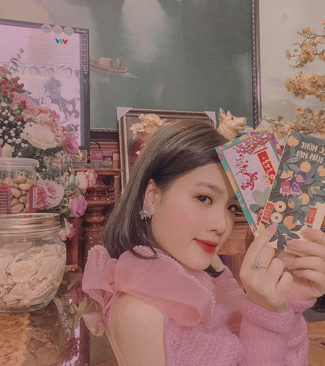 Huyền My (SN 1997, quê Nghệ An) được biết đến là bạn gái tin đồn của Quang Hải trước khi nam cầu thủ lộ hình ảnh "nối lại tình xưa" với Nhật Lê. Cô nàng sở hữu nhan sắc thu hút, trẻ trung.