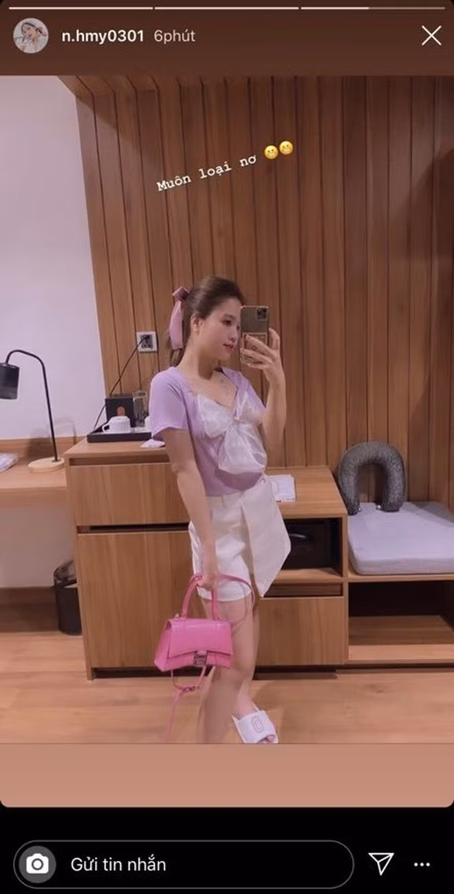 Mới đây, trên trang cá nhân của mình, Huyền My, bạn gái tin đồn của Quang Hải đăng tải một tấm hình chụp tại khách sạn với dòng trạng thái "Muôn loại nơ". Trong ảnh, cô nàng diện nguyên bộ đồ hồng từ áo, túi xách,...và đặc biệt hơn là có đầy nơ trên người.