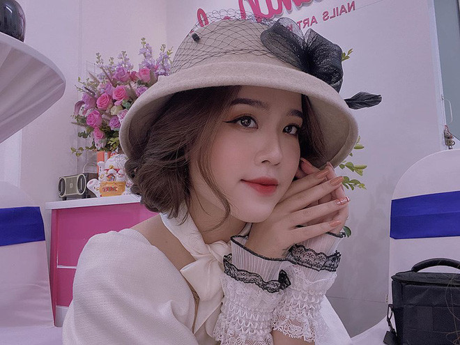 Không thể phủ nhận rằng trong số các nàng WAGs, Huyền My là cô gái sở hữu phong cách ăn mặc diêm dúa nhất. Thế nhưng cô nàng lại hoàn toàn hợp với phong cách này.