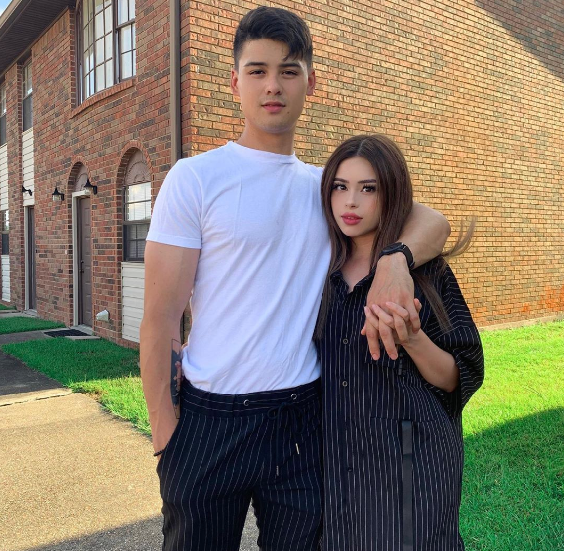 Không chỉ xinh đẹp, nổi tiếng và giàu có, Hayley còn khiến người khác ghen tỵ vì có bạn trai đẹp như tài tử điện ảnh. Cả hai đã đính hôn và đang lên kế hoạch tổ chức lễ cưới trong năm nay.