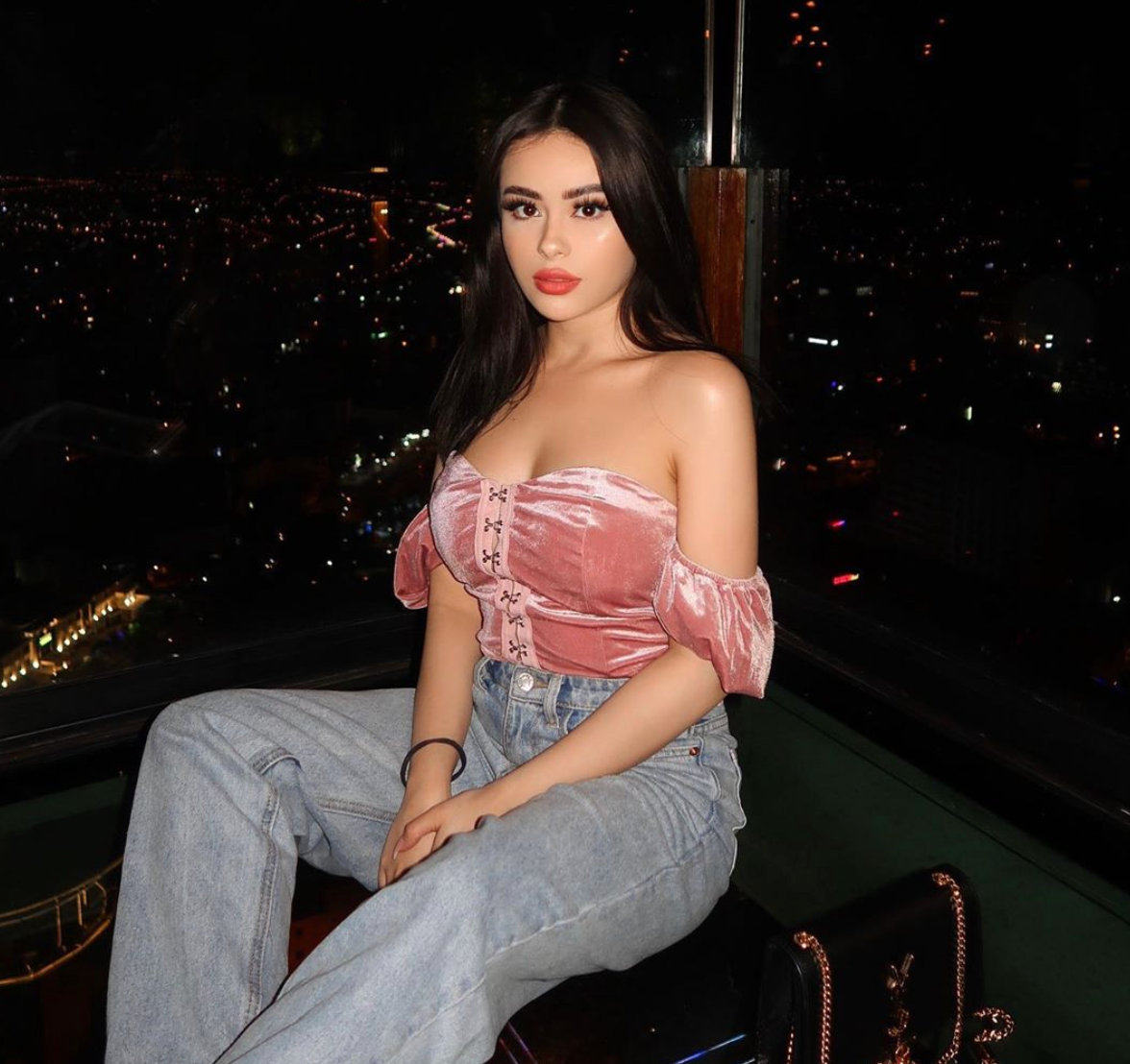 Bị gán cho biệt hiệu "Rich Kid", gái Việt khẳng định gia đình cô chỉ thuộc loại trung bình, không hề giàu có. Để được như ngày hôm nay, Hayley cũng phải lao động miệt mài. Có chăng, cô may mắn hơn nhiều người khác là luôn có bố mẹ bệnh cạnh ủng hộ và giúp đỡ.