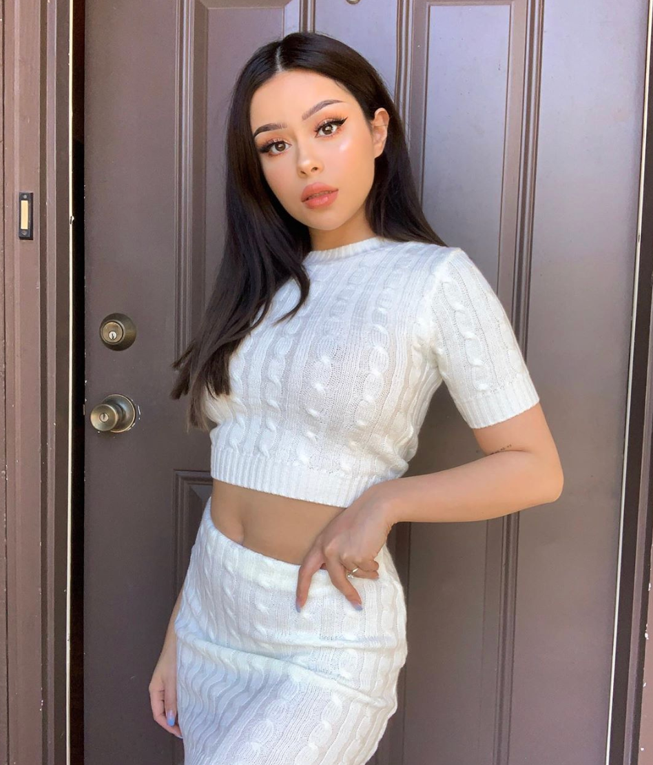 "Từ khi còn học đại học, mình đã có sở thích chụp ảnh và đăng ảnh trên Instagram. Lúc đó, mình đăng ảnh chỉ là sở thích chứ không nghĩ rằng sẽ có nhiều người theo dõi như bây giờ. Và cũng không nghĩ sở thích sau này lại là nghề nghiệp chính của mình. Sau khi tốt nghiệp, mình đã tập trung vào công việc này nhiều hơn để có thể hoàn thiện và phát triển bản thân tốt hơn" - Hayley cho biết.