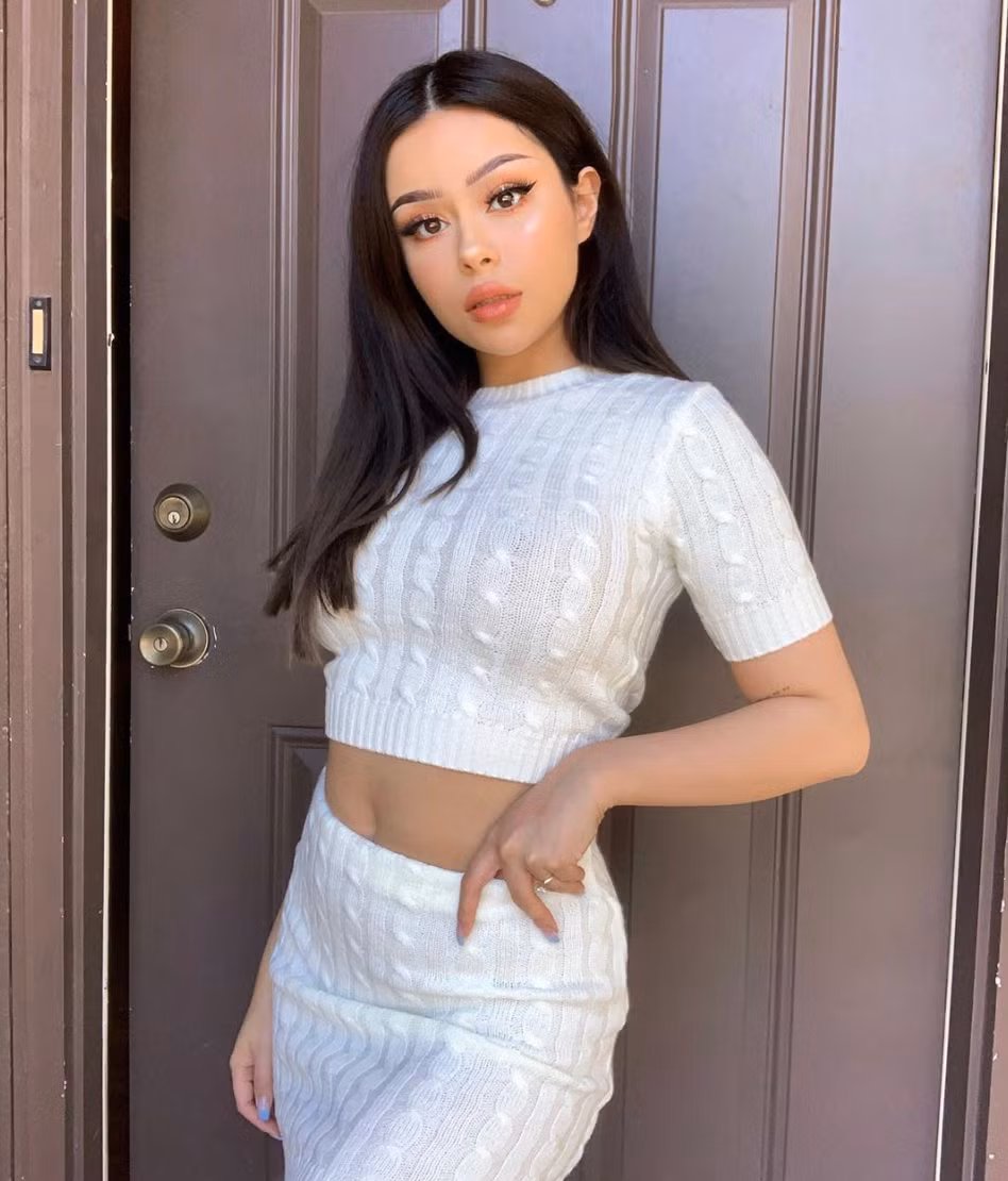 "Từ khi còn học đại học, mình đã có sở thích chụp ảnh và đăng ảnh trên Instagram. Lúc đó, mình đăng ảnh chỉ là sở thích chứ không nghĩ rằng sẽ có nhiều người theo dõi như bây giờ. Và cũng không nghĩ sở thích sau này lại là nghề nghiệp chính của mình. Sau khi tốt nghiệp, mình đã tập trung vào công việc này nhiều hơn để có thể hoàn thiện và phát triển bản thân tốt hơn" - Hayley cho biết.