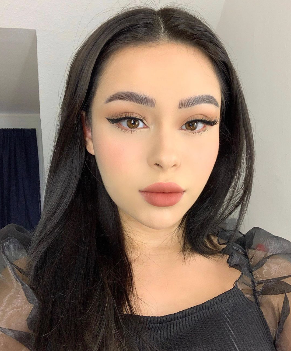 Hot Youtuber tự nhận xét bản thân vui tính, dễ gần, thích tìm hiểu và học hỏi cái mới tuy nhiên đôi khi hơi nóng tính. Do đặc thù nên Hayley thường xuyên phải di chuyển giữa nhiều quốc gia, đây cũng là lý do cô rất yêu thích công việc của mình vì nó giúp cô có những trải nghiệp hoàn toàn mới, tiếp xúc với nhiều nền văn hoá khác nhau.