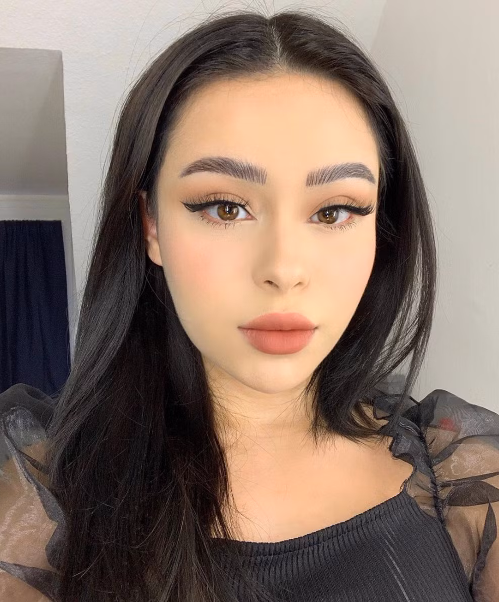 Hot Youtuber tự nhận xét bản thân vui tính, dễ gần, thích tìm hiểu và học hỏi cái mới tuy nhiên đôi khi hơi nóng tính. Do đặc thù nên Hayley thường xuyên phải di chuyển giữa nhiều quốc gia, đây cũng là lý do cô rất yêu thích công việc của mình vì nó giúp cô có những trải nghiệp hoàn toàn mới, tiếp xúc với nhiều nền văn hoá khác nhau.