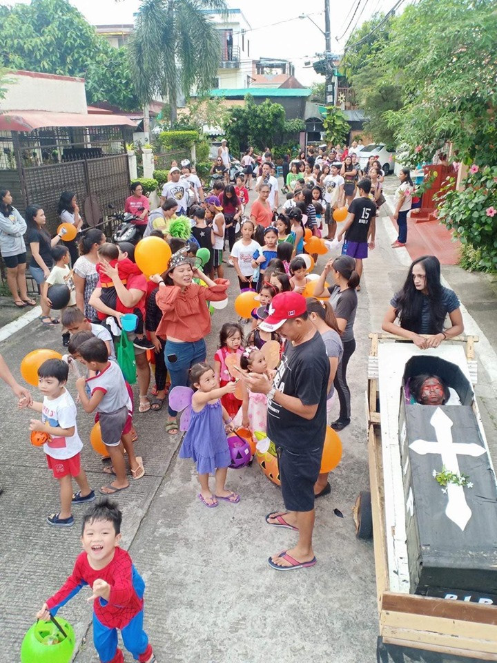 Nhiều bậc phụ huynh còn đầu tư rất nhiều thời gian, công sức chuẩn bị đạo cụ thật cẩn thận để con mình được tham gia vào ngày lễ Halloween.