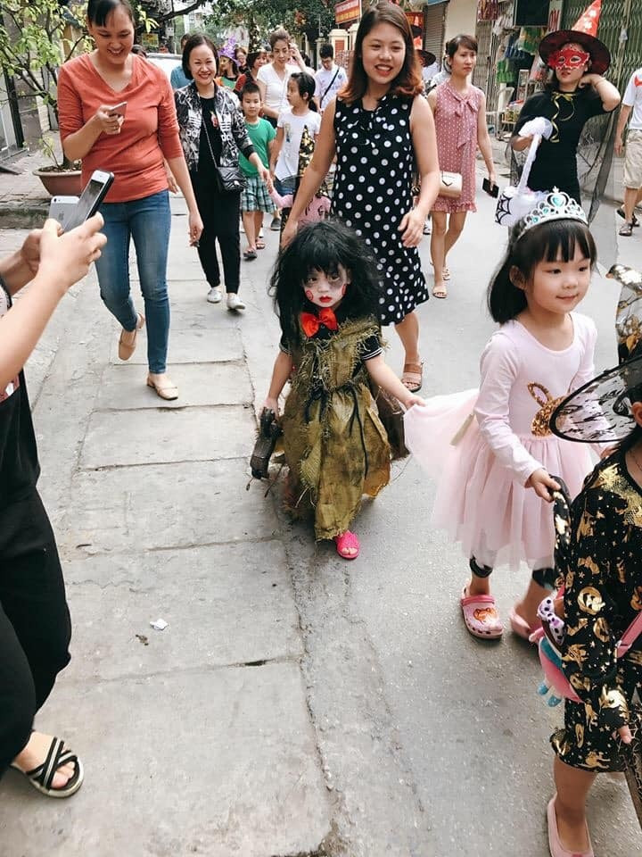Một em bé khác được phụ huynh hoá trang theo phong cách đúng chuẩn Halloween.