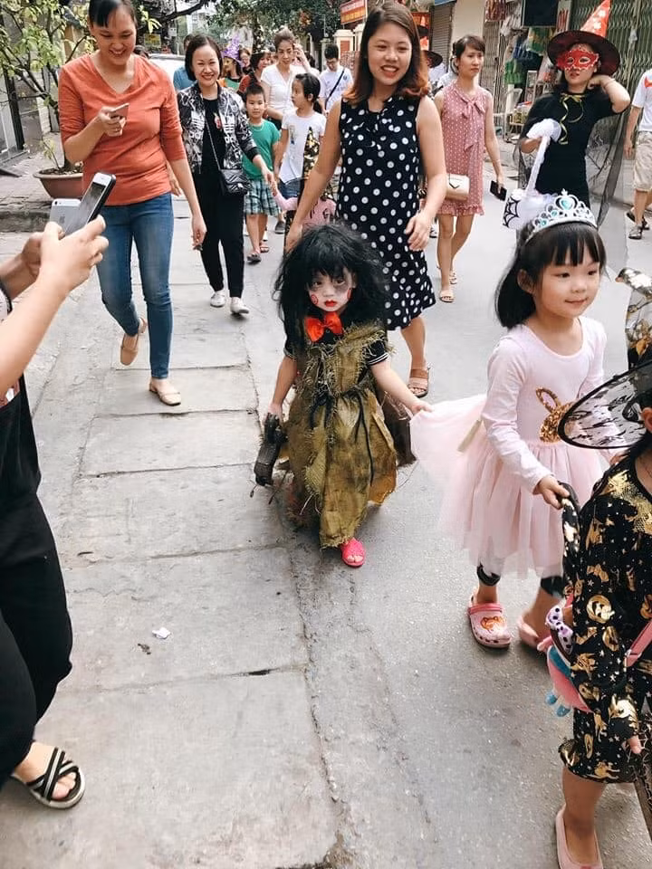 Một em bé khác được phụ huynh hoá trang theo phong cách đúng chuẩn Halloween.