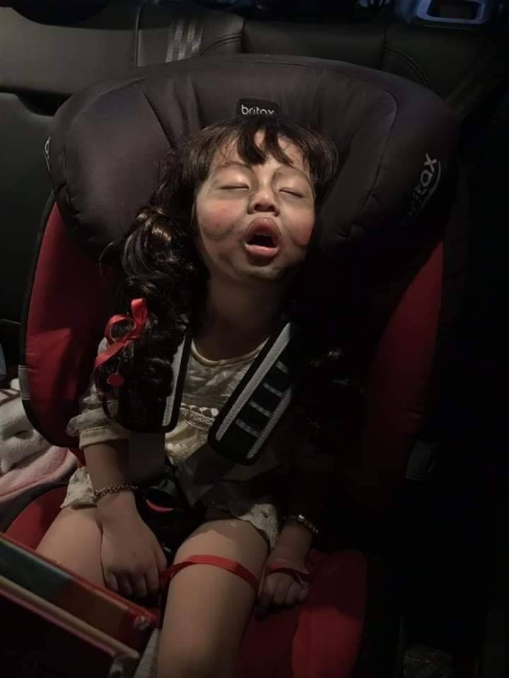 Gần tới dịp Halloween, trên các diễn đàn trang Facebook liên tục chia sẻ những màn hoá trang hài hước của các em bé từ khắp nơi trên thế giới.