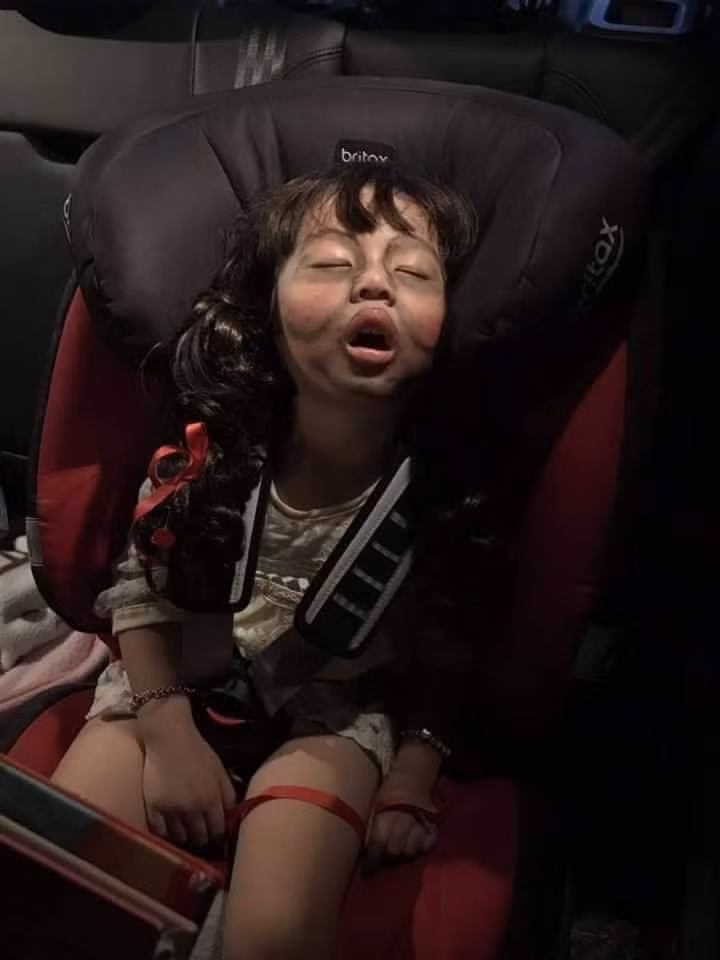 Gần tới dịp Halloween, trên các diễn đàn trang Facebook liên tục chia sẻ những màn hoá trang hài hước của các em bé từ khắp nơi trên thế giới.