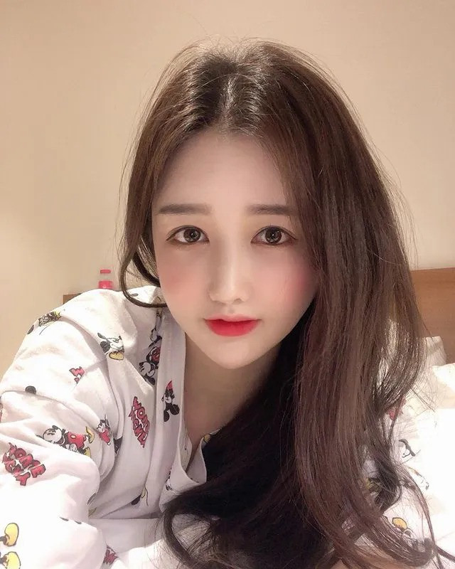 Nữ streamer có đôi mắt to tròn, làn da trắng chuẩn gu của đại đa số người dân xứ kim chi.