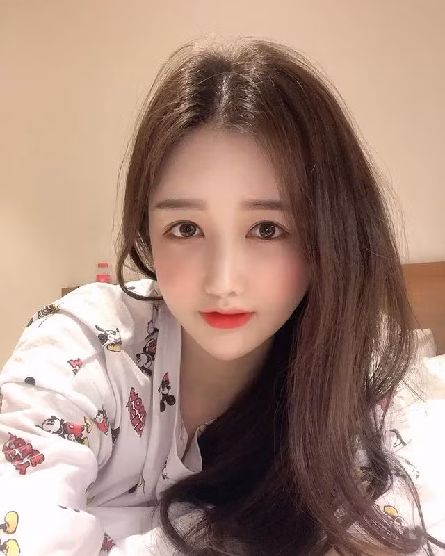 Nữ streamer có đôi mắt to tròn, làn da trắng chuẩn gu của đại đa số người dân xứ kim chi.