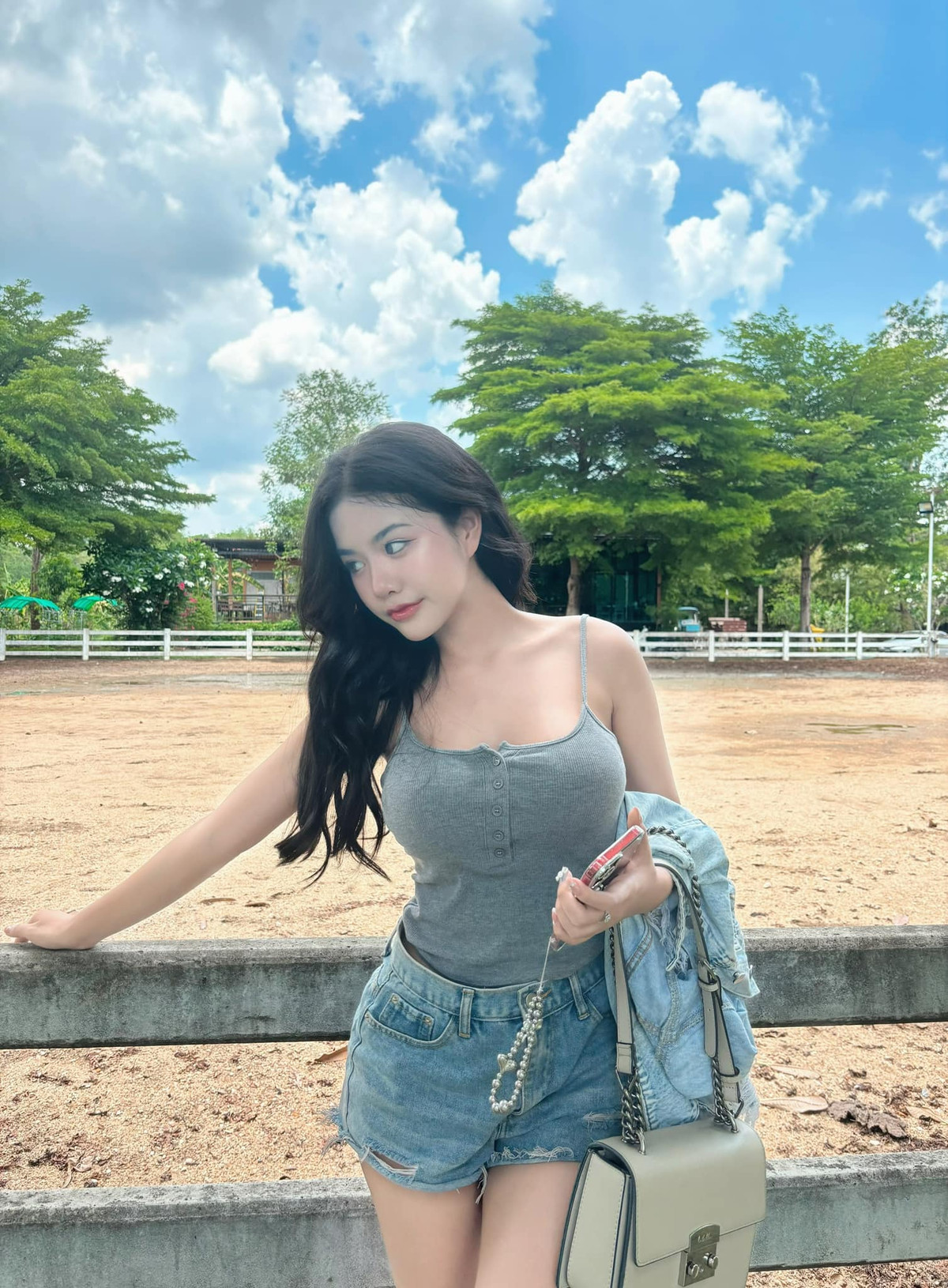 Cô nàng sở hữu body tuyệt phẩm với vòng 1 căng đầy và vòng eo con kiến.