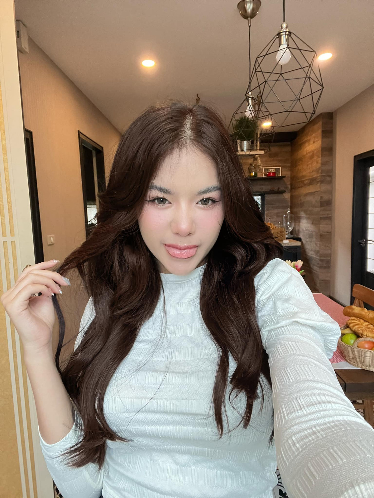 Trên trang cá nhân của mình, Kawinthip Kodchawong cũng thường xuyên khoe những lợi thế của mình như làn da trắng, đường cong đâu ra đấy và gương mặt đẹp miễn chê.