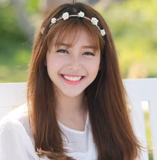 Khả Ngân được biết đến với những bức hình khỏe khắn, nhí nhảnh và gương mặt thanh tú, và đặc biệt là đôi mắt luôn có những đốm nắng nhảy nhót trong đó.