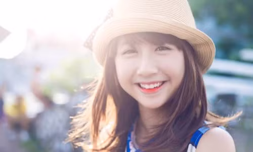 Dương Thể Ny, cô là nữ sinh ĐH Quốc tế RMIT, từng khiến dân mạng ngỡ ngàng trước vẻ đẹp nhẹ nhàng, nữ tính. Không chỉ có nụ cười mỉm thiên thần, Ny còn sở hữu đôi mắt đẹp, vô cùng cuốn hút.