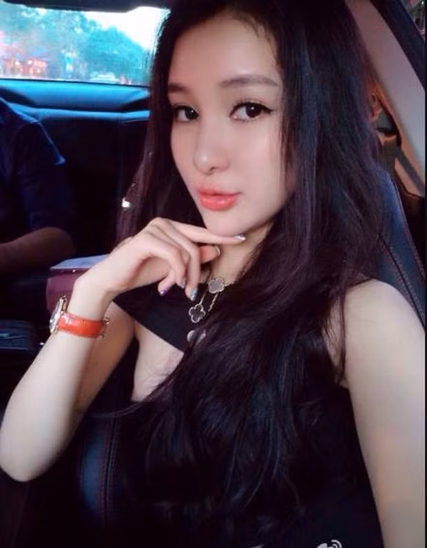 Quách Mỹ Mỹ bị dân mạng Trung Quốc đặt cho cái tên "hot girl gây sốc" khi liên tục có những phát ngôn khác người. Cô nàng từng tuyên bố ngay từ nhỏ đã không muốn đi học mà chỉ nỗ lực xinh đẹp rồi tìm một người đàn ông giàu có để kết hôn.