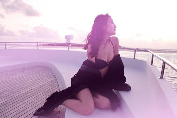 Cô nàng thường xuyên đăng tải hình ảnh khoe xe, khoe tiền trên mạng xã hội. Nhiều dân mạng cho rằng cô nàng không tiếc chiêu trò cặp kè đại gia để có được cuộc sống sang chảnh như hiện tại.