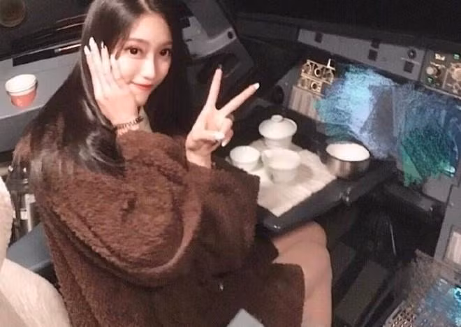 Đầu tháng 11, mạng xã hội xôn xao trước tấm ảnh một hot girl Trung Quốc check-in trong buồng lái của hãng hàng không Quế Lâm. Danh tính cô nàng nhanh chóng được tìm ra, cô là Trần Ngọc Oánh, sinh viên Đại học Du lịch Quế Lâm. Cơ trưởng của chuyến bay sau đó bị cấm bay vĩnh viễn.