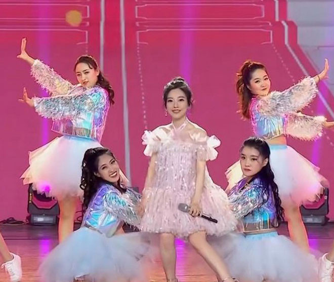 Không kém cạnh gì các ca sĩ nổi tiếng, hot girl Phùng Đề Mạc từng gây sốt bởi giọng hát trong trẻo khi cover hàng loạt ca khúc đình đám tiếng Trung, tiếng Anh, tiếng Nhật. Không chỉ dừng lại ở đó, hàng loạt album single của cô nàng được ra đời như "Phật Hệ Thiếu Nữ", "Gió Biển Thổi", hay nhạc phim "Tạm Biệt Người Cũ 3" đã chinh phục rất nhiều người yêu âm nhạc.