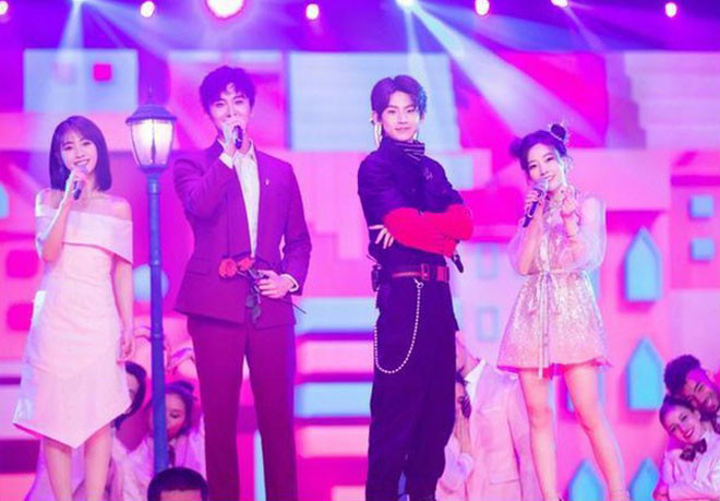 Phùng Đề Mạc không những được ưu ái gọi là "nữ thần kẹo ngọt", "crush quốc dân" mà còn được bầu chọn là một trong những nữ streamer có ảnh hưởng lớn bậc nhất trên mạng ở Trung Quốc.