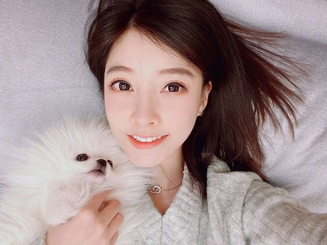 Được biết ở ngoài đời, cô nàng thường xuyên tham gia vào công việc thiện nguyện, làm đại sứ cho đoàn từ thiện thanh niên và nhận được nhiều giải thưởng vì công tác từ thiện.