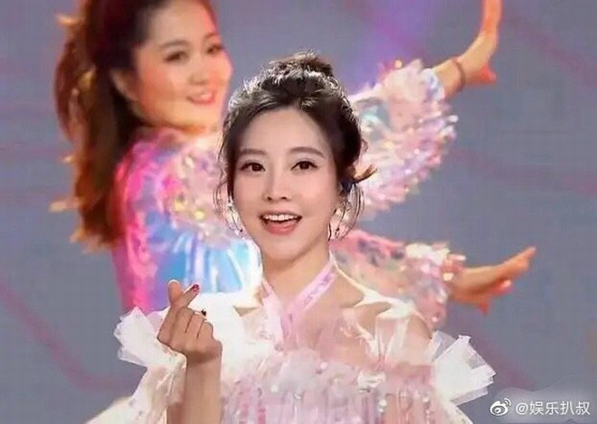 Tuy nhiên mới đây, hot streamer này gặp phải sự cố bất ngờ khiến lượng fan của cô nàng tụt giảm nhanh chóng. Cụ thể, xuất hiện trong một buổi trình diễn trên sân khấu, Tiểu Mạc khiến người xem ngỡ ngàng với thân hình nhỏ bé, trông chẳng khác gì một đứa trẻ con.