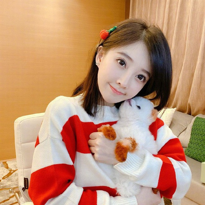 Chiều cao của cô nàng nhanh chóng trở thành chủ đề bàn tán trên nhiều diễn đàn. Cư dân mạng không khỏi ngỡ ngàng xen lẫn thất vọng khi nhìn thấy thần tượng thực chất chỉ là "tiểu thiên thần".