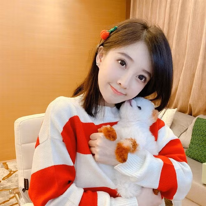 Chiều cao của cô nàng nhanh chóng trở thành chủ đề bàn tán trên nhiều diễn đàn. Cư dân mạng không khỏi ngỡ ngàng xen lẫn thất vọng khi nhìn thấy thần tượng thực chất chỉ là "tiểu thiên thần".