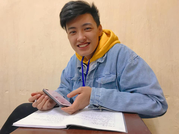 Không thể phủ nhận việc càng ngày càng có nhiều trai đẹp, chẳng thế mà chị em cứ liên tục phát sốt vì những gương mặt mới tinh. Mới đây, hình ảnh một hot boy 2K3 xuất được nhiều diễn đàn chia sẽ khiến hội mê trai xao xuyến.