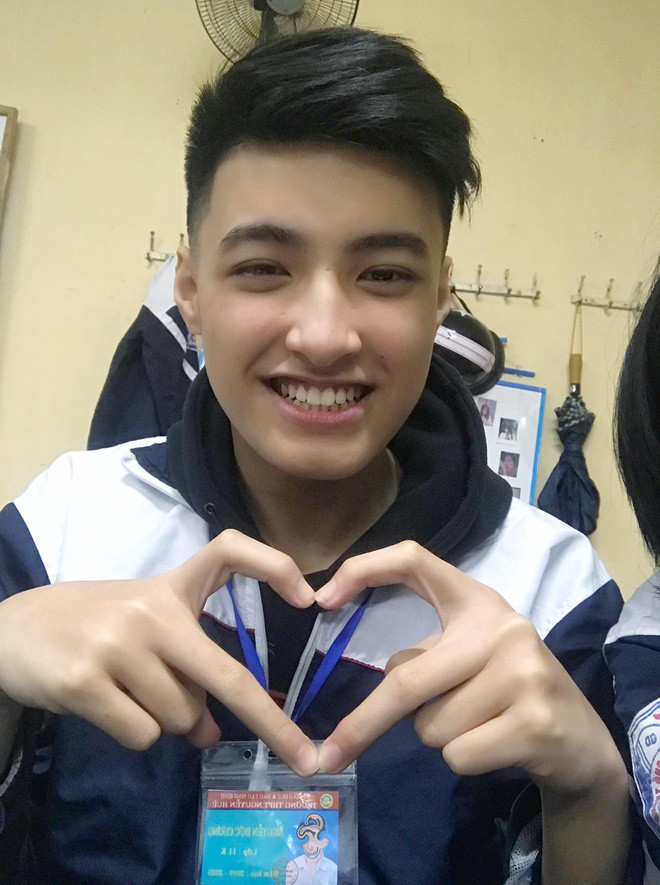 Chia sẻ về việc bất ngờ nổi tiếng, hot boy Ninh Bình cho hay không rõ ai là người đăng tải bức hình của bản thân lên, ban đầu thấy hơi bất ngờ, lo lắng nhưng sau đó lại rất vui vì được mọi người yêu mến.