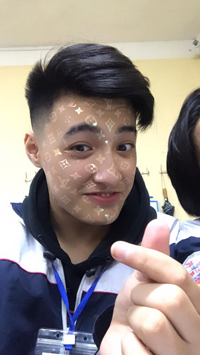 Ngay lập tức, danh tính của hot boy này được tìm ra, cậu bạn có tên Nguyễn Đức Cương, sinh năm 2003, đến từ Ninh Bình. Anh chàng sở hữu nụ cười tươi rói, đôi mắt to rõ mí và mái tóc vuốt vuốt đúng chuẩn "soái ca đi học" như trong những bộ phim ngôn tình Trung Quốc.