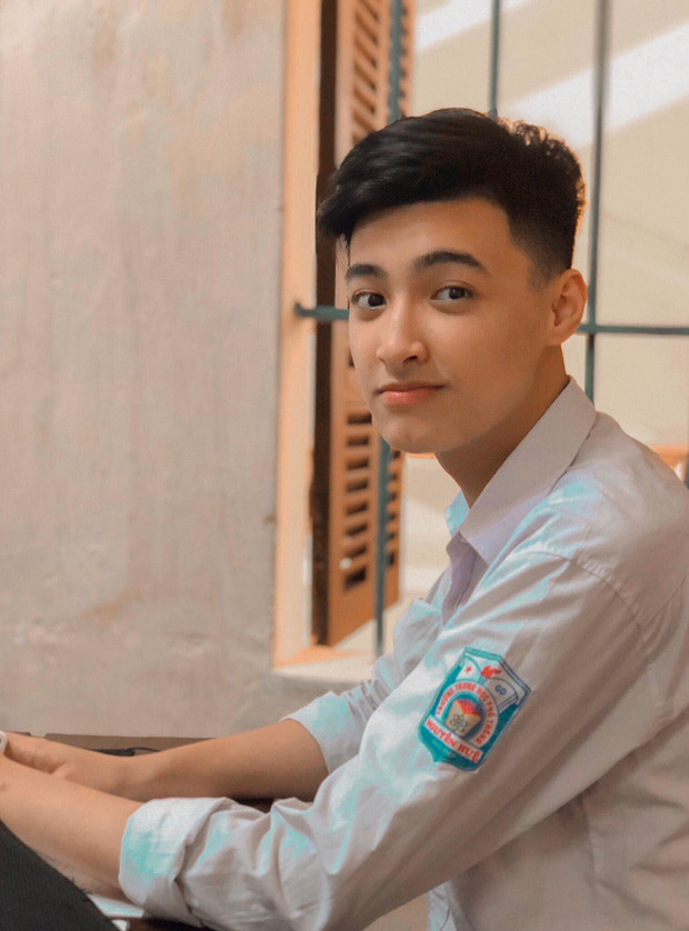 "Sau khi nhận được sự chú ý trên mạng, mình được nhiều người chú ý đến, add Facebook rồi nhắn tin làm quen. Đa số là các bạn nữ. Mình không ngờ lại được quan tâm và để ý đến vậy luôn" - Nguyễn Đức Cương cho biết.