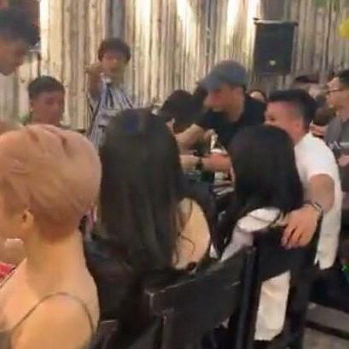 Những đồn đoán của dân mạng bắt đầu khi đoạn livestream có hình ảnh của Quang Hải ngồi cạnh một cô gái, điểm chú ý đó là hành động thật mật của 2 người trong bữa tiệc sinh nhật một người bạn của nam cầu thủ.