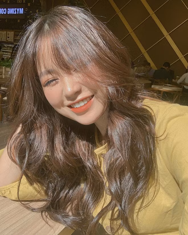 Sau thời gian tìm kiếm bạn gái tin đồn mới của Quang Hải có tên Nguyễn Thanh Thủy, sinh năm 1998 và đây không phải là gương mặt xa lạ. Cô nàng này là hot girl khá nổi trên mạng xã hội với gần 300.000 follower.