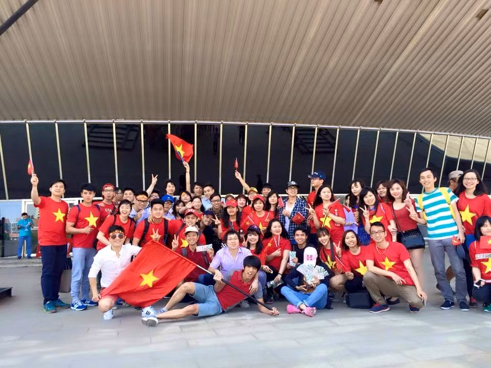 Đông đảo du học sinh Việt Nam đang học tập ở Thiên Tân, Trung Quốc đã tới Trung tâm sân vận động olympic Thiên Tân để cổ vũ cho đội tuyển nước nhà với niềm tin chiến thắng dâng trào. Ảnh: Ngọc Quỳnh.