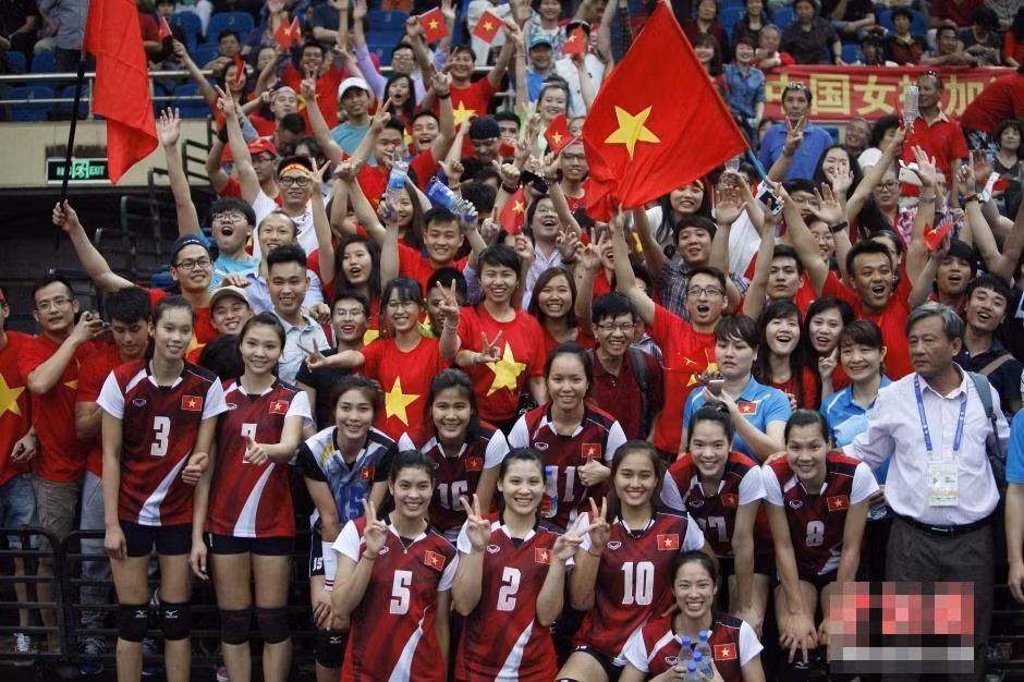 Du hoc sinh Viet tai TQ chay cung bong chuyen nu VN