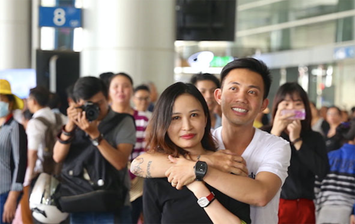 Khuôn mặt thô bạnh, đôi mắt sâu mệt mỏi và quầng thâm mắt khiến Mina Phạm trông khá tệ. Hơn thế nữa, nước da sạm và chảy khiến phu nhân đại gia ngành nhựa như già hơn hẳn so với tuổi thật. Bên ngoài, mái tóc của cô cũng xơ xác chứ chẳng hề bóng mượt như ảnh.