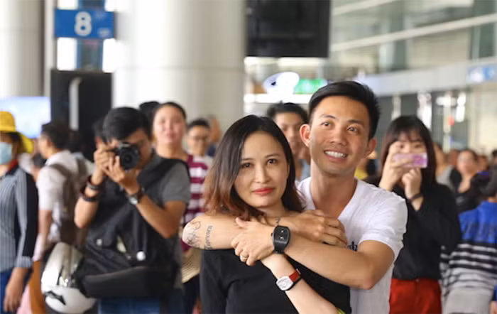 Khuôn mặt thô bạnh, đôi mắt sâu mệt mỏi và quầng thâm mắt khiến Mina Phạm trông khá tệ. Hơn thế nữa, nước da sạm và chảy khiến phu nhân đại gia ngành nhựa như già hơn hẳn so với tuổi thật. Bên ngoài, mái tóc của cô cũng xơ xác chứ chẳng hề bóng mượt như ảnh.