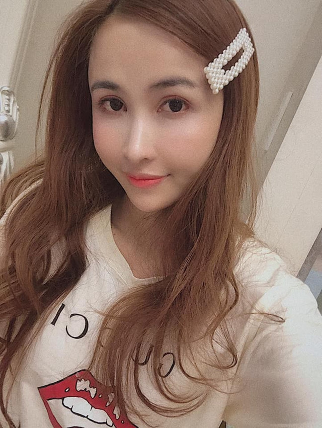 Không hoạt động nghệ thuật cũng như có liên quan gì tới giới showbiz thế nhưng vợ hai Minh Nhựa vẫn nhận được sự quan tâm đặc biệt. Điều này đến không chỉ bởi cô là vợ của một đại gia mà còn bởi nhan sắc gây tranh cãi cùng thói chơi hàng hiệu đáng nể phục.