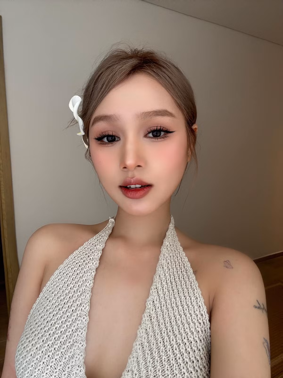 Cô nàng diện chiếc áo lưới mỏng, kết hợp cùng quần short trắng, vừa năng động nhưng cũng rất gợi cảm.