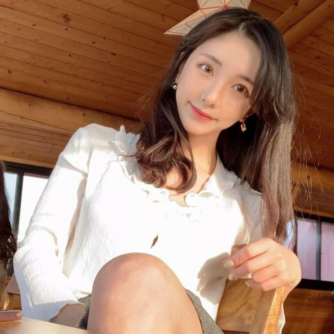 Jiwon cũng lập kênh cá nhân trên Instagram và Youtube để chia sẻ cách giảm cân cho mẹ bỉm sữa, những người có cùng hoàn cảnh với cô.