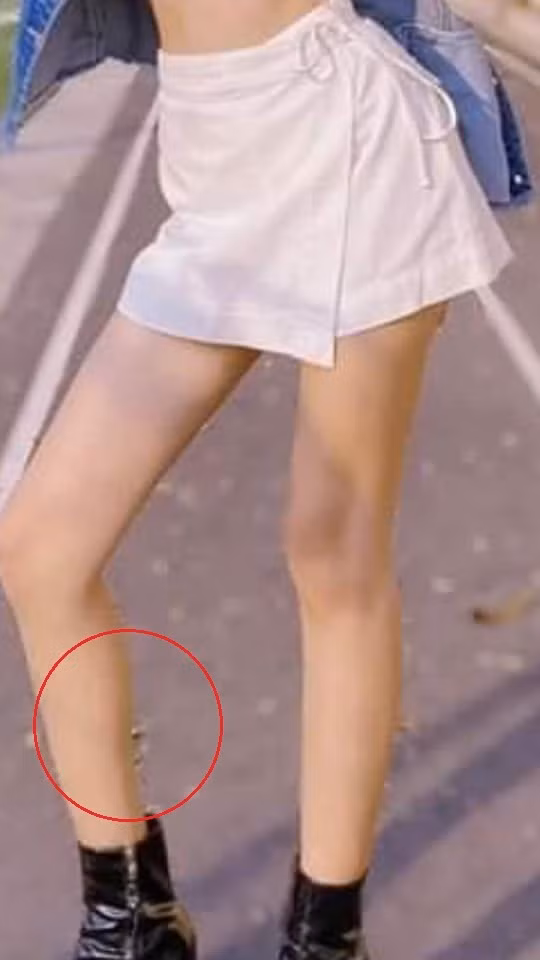 Nhan sắc của Thanh Tâm cũng được đánh giá cao vì nàng hot girl nay đã làm tóc cầu kỳ, trông cực dễ thương, xinh xắn. Dù vậy, loạt ảnh mới của Thanh Tâm vẫn nhận về tranh cãi trái chiều do có cư dân mạng phát hiện cô nàng chỉnh ảnh đến lõm cả chân.