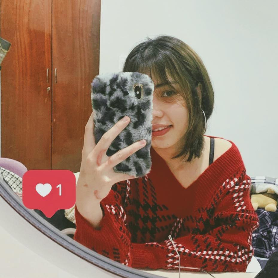 Tuy nhiên, cô buộc phải để tóc ngắn che đi nửa mặt bị bỏng do axit. Quần áo cũng phải ăn mặc kín kẽ hơn.